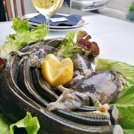 Bandeja de pescados selectos: chocos frescos y merluza fresca de la ría con limón y vino blanco