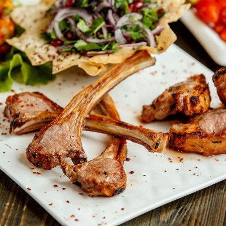 Plato de chuletillas de cordero gallegas con ensalada