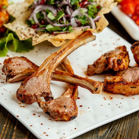 Plato de chuletillas de cordero gallegas con ensalada